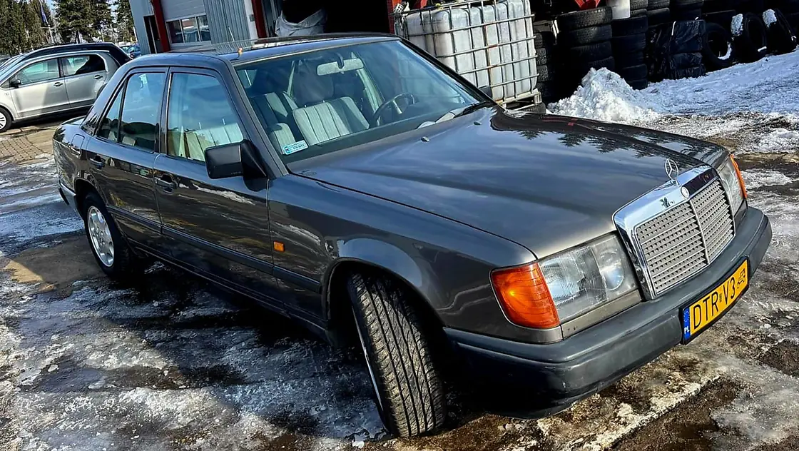Mercedes W124 — Garaż klasyków, Komis Prusice