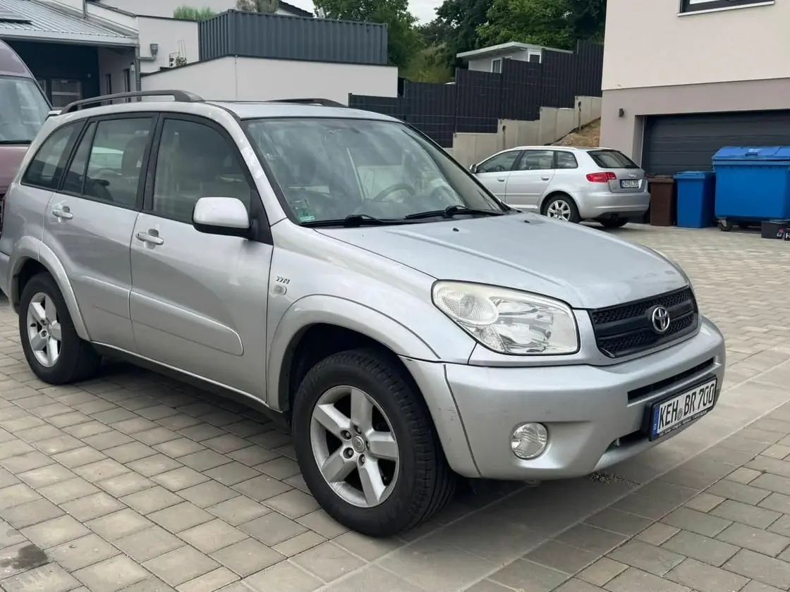 Toyota RAV4 — auto z placu Komisu Prusice