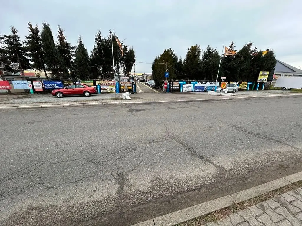 Wjazd na plac Komisu Prusice przy ul. Wrocławskiej 69